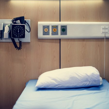 46 νοσοκομεία επαρχίας αρνούνται αμβλώσeις, σε μία κοινωνία που διχάζει αντί να στηρίζει