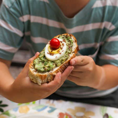 Αν δε δώσεις στο παιδί σου avocado toast τσάμπα λέγεσαι γονιός