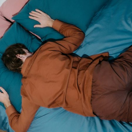 7 στους 10 της Gen Z προτιμάνε τον ύπνο από το σ#ξ– και οκ, δεν τους αδικούμε