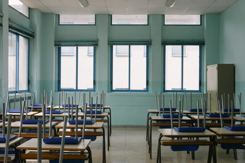 Εκπαιδευτικοί απογοητευμένοι από το σύστημα, αντέχουν για τους μαθητές τους