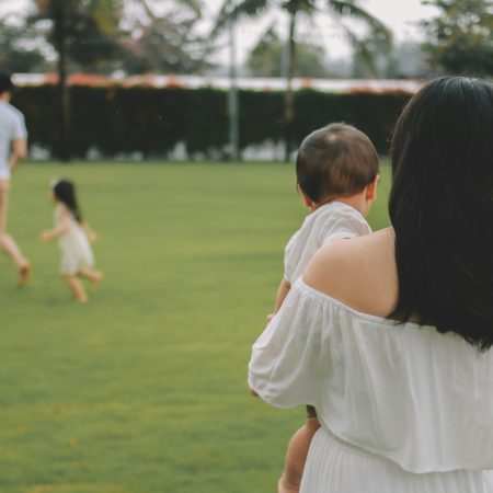 Συγχωρούμε τον απόντα πατέρα, ενώ κατακρίνουμε την εξαντλημένη μητέρα