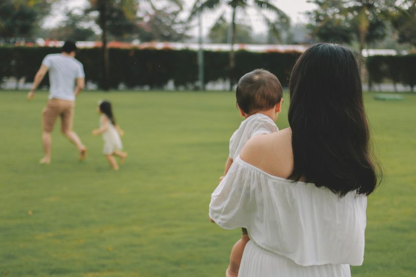 Συγχωρούμε τον απόντα πατέρα, ενώ κατακρίνουμε την εξαντλημένη μητέρα