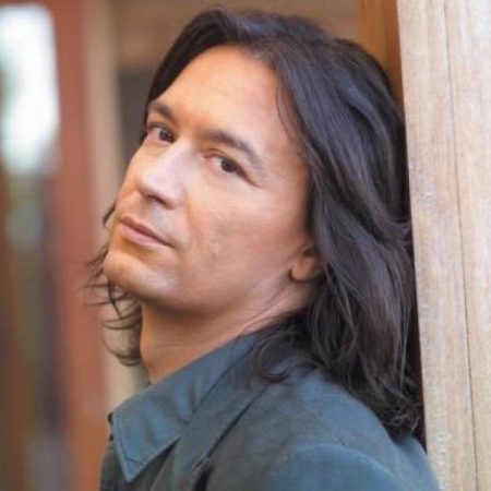 Τους πιο ερωτικούς στίχους του Γιάννη Κότσιρα μαζέψαμε σε αυτό το άρθρο