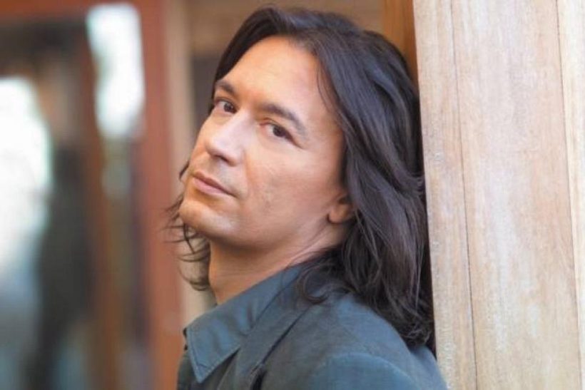 Τους πιο ερωτικούς στίχους του Γιάννη Κότσιρα μαζέψαμε σε αυτό το άρθρο