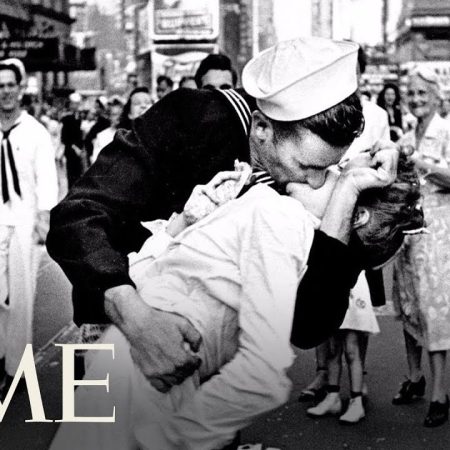 Plot twist: Το πιο διάσημο φιλί του κόσμου δεν είναι όπως το μάθαμε