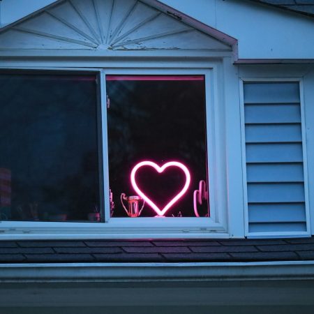 7 κανόνες για σένα που η νύχτα απόψε σε βρίσκει μόνο (και πονάει)