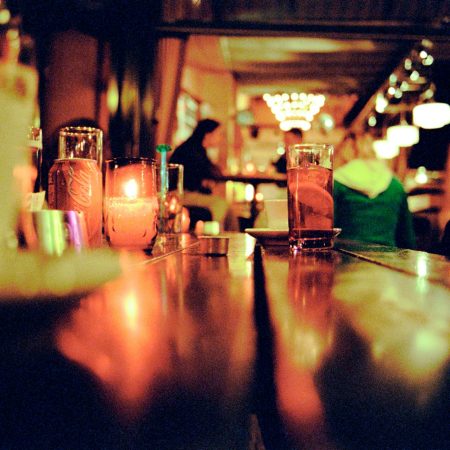 Στην Ιαπωνία άνοιξε μπαρ που κερνάει τα ποτά σε όσους σκέφτονται να παραιτηθούν