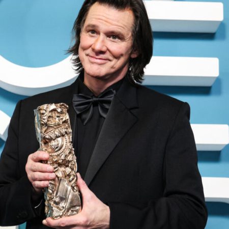 Όλο το ίντερνετ λέει πως αυτός δεν είναι ο Jim Carrey αλλά ο κλώνος του