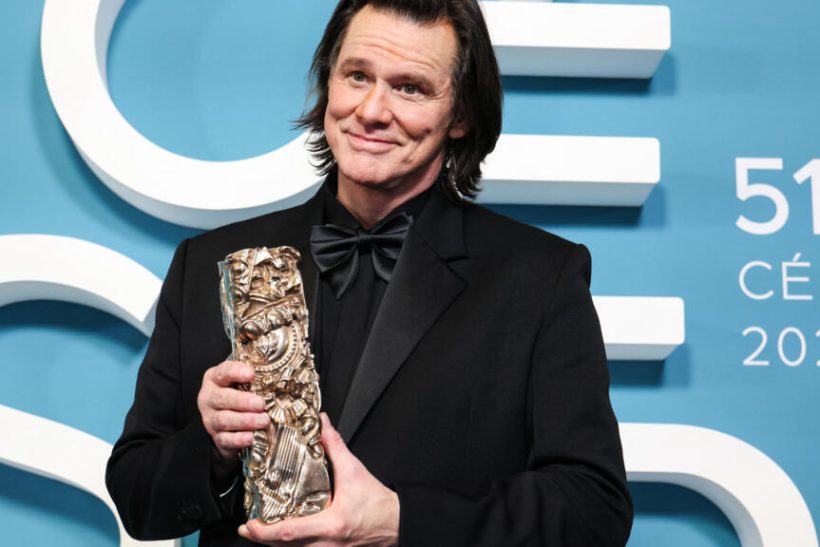 Όλο το ίντερνετ λέει πως αυτός δεν είναι ο Jim Carrey αλλά ο κλώνος του