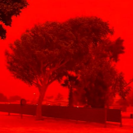 Αυστραλία: Γιατί ο ουρανός έγινε κατακόκκινος πριν τον κυκλώνα Narelle