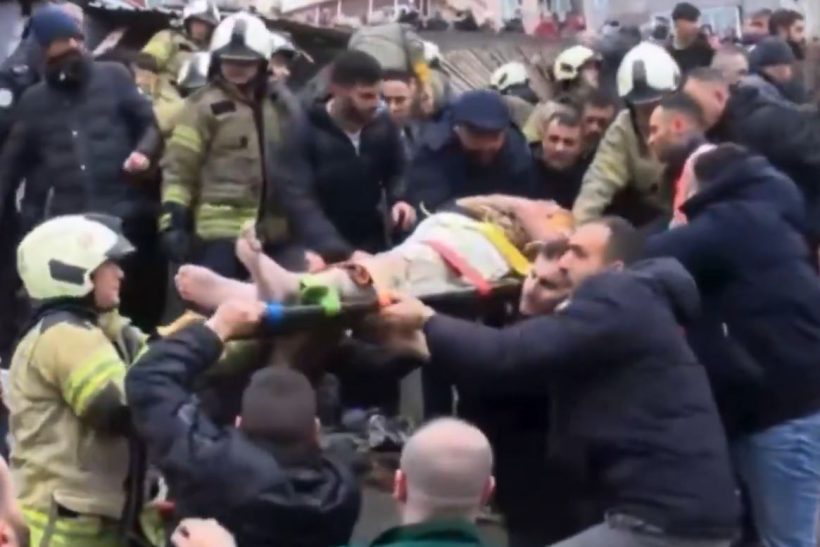 Συναγερμός στην Κωνσταντινούπολη: Κατέρρευσαν δύο κτίρια στο Φατίχ