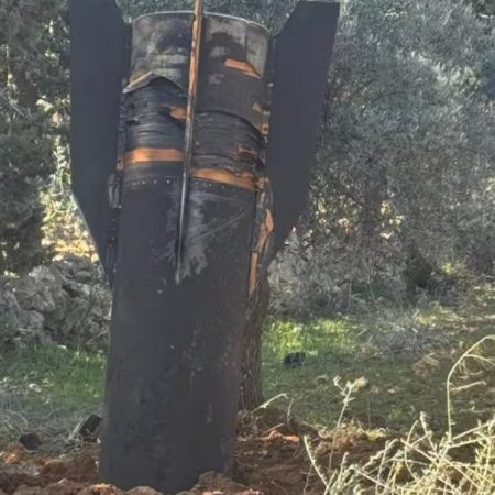 Τύπος βρίσκει πεσμένο πύρaυλο στην αυλή του και ρωτά το ίντερνετ «τίνος είσαι εσύ;»