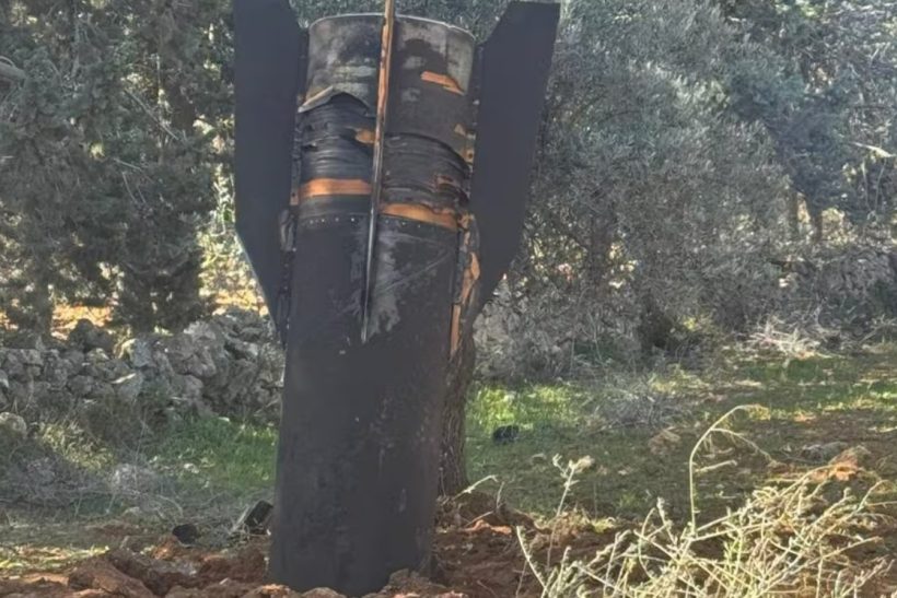 Τύπος βρίσκει πεσμένο πύρaυλο στην αυλή του και ρωτά το ίντερνετ «τίνος είσαι εσύ;»