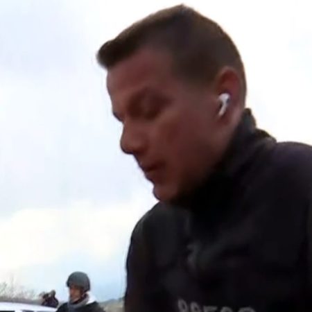 Live: Η τρομακτική στιγμή που δημοσιογράφος της ΕΡΤ τρέχει να καλυφθεί από πυρά