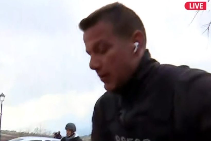 Live: Η τρομακτική στιγμή που δημοσιογράφος της ΕΡΤ τρέχει να καλυφθεί από πυρά