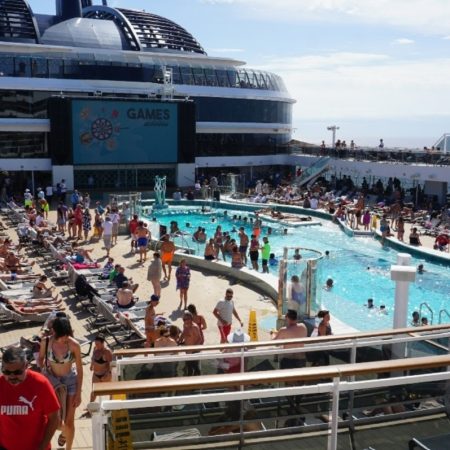 Εγκλωβισμένοι τουρίστες σε κρουαζιερόπλοια παρτάρουν ενώ γύρω πέφτουν βόmβες