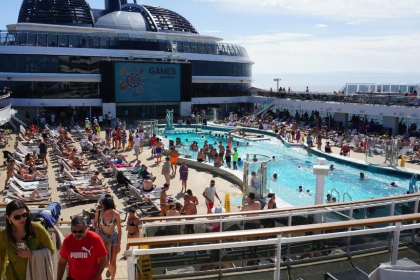 Εγκλωβισμένοι τουρίστες σε κρουαζιερόπλοια παρτάρουν ενώ γύρω πέφτουν βόmβες