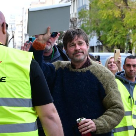 Ο Μπραντ Πιτ έσκασε πλατεία Κοτζιά κι ο Δούκας κυριολεκτικά ζήλεψε το hype