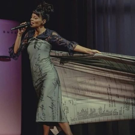 Η θεάρα Lily Allen φόρεσε φόρεμα με αποδείξεις από δώρα που έστελνε ο άντρας της σε γκόμενες