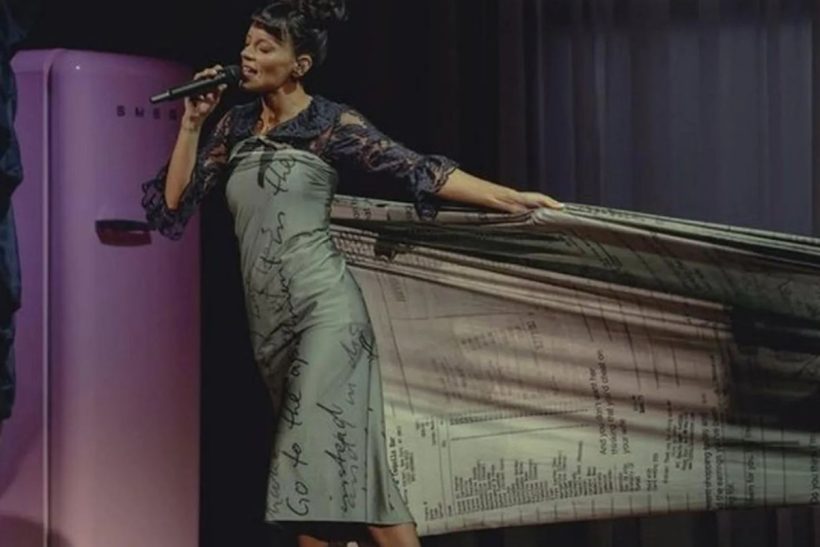 Η θεάρα Lily Allen φόρεσε φόρεμα με αποδείξεις από δώρα που έστελνε ο άντρας της σε γκόμενες