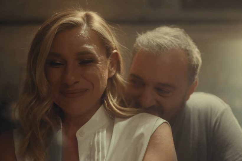 Η «ερωτική» διαφήμιση Καραβάτου-Φερεντίνου με ένα κοκορέτσι που κρίντζαρε το ίντερνετ