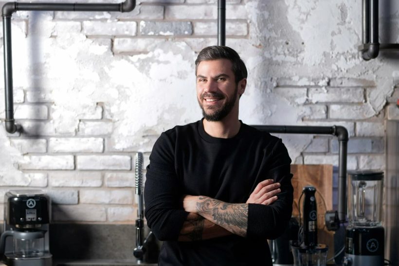 «Πώς μας βλέπουν οι γυναίκες μας»: Το σ#ξιστικό φάουλ του Πετρετζίκη στο ίνσταγκραμ