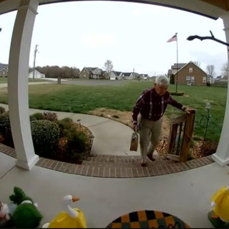 78χρονος διανομέας συγκίνησε το τικτοκ που μάζεψε 500.000 δολάρια για να τον βοηθήσει