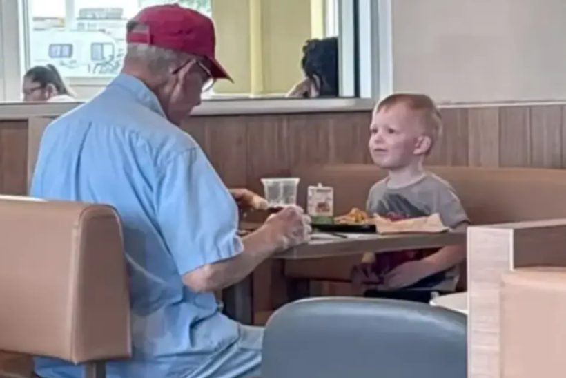 3χρονος πήγε να κάνει παρέα σε παππού που έτρωγε μόνος του κι έγινε viral
