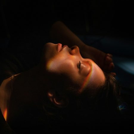 Το πείραμα της ουλής: Γιατί νιώθουμε ότι οι άλλοι μας κρίνουν τόσο πολύ;