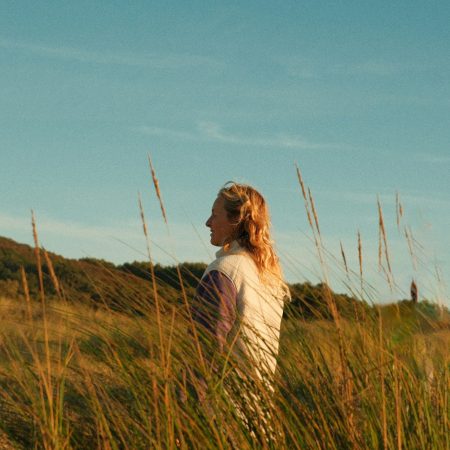 Πώς το να ζεις με emotional minimalism οδηγεί σε λιγότερο δράμα και περισσότερη ηρεμία