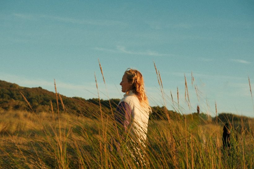 Πώς το να ζεις με emotional minimalism οδηγεί σε λιγότερο δράμα και περισσότερη ηρεμία