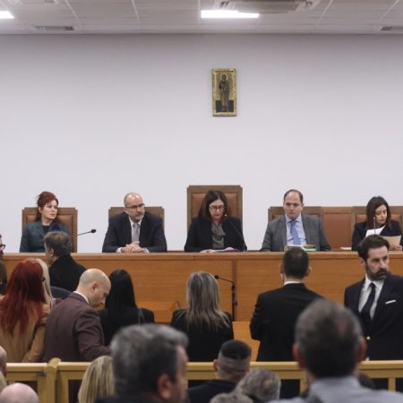 Δίκη Τεμπών: Η διαδικασία άνοιξε με συνωστισμό, τεχνικά προβλήματα κι ένταση