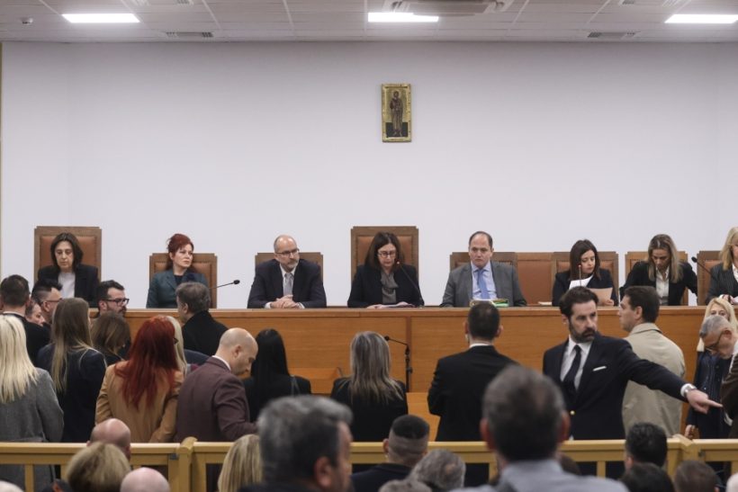 Δίκη Τεμπών: Η διαδικασία άνοιξε με συνωστισμό, τεχνικά προβλήματα κι ένταση