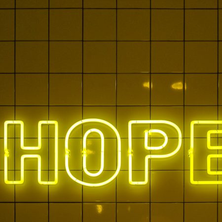 Όταν όλοι φαίνονται ευτυχισμένοι κι εσύ νιώθεις ένα βήμα πίσω