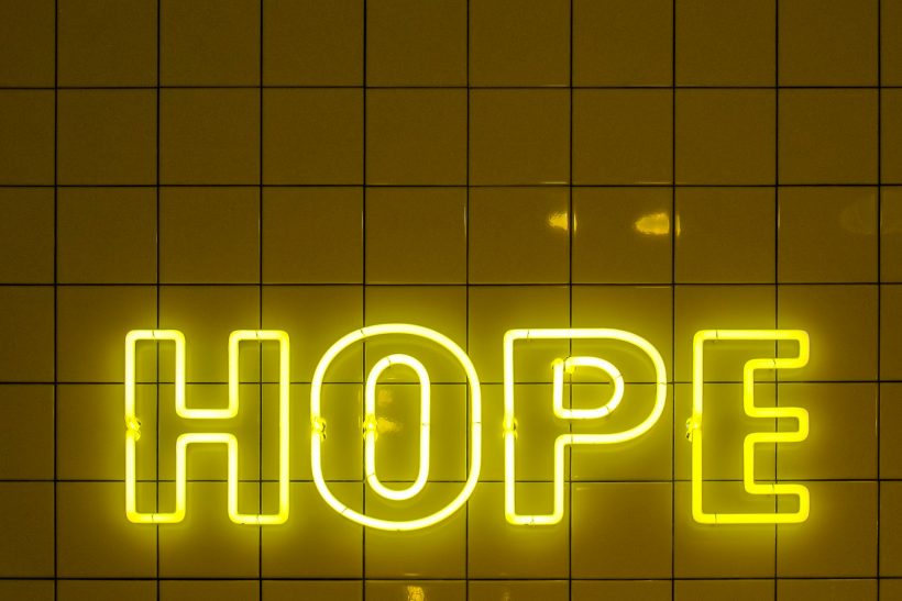 Όταν όλοι φαίνονται ευτυχισμένοι κι εσύ νιώθεις ένα βήμα πίσω