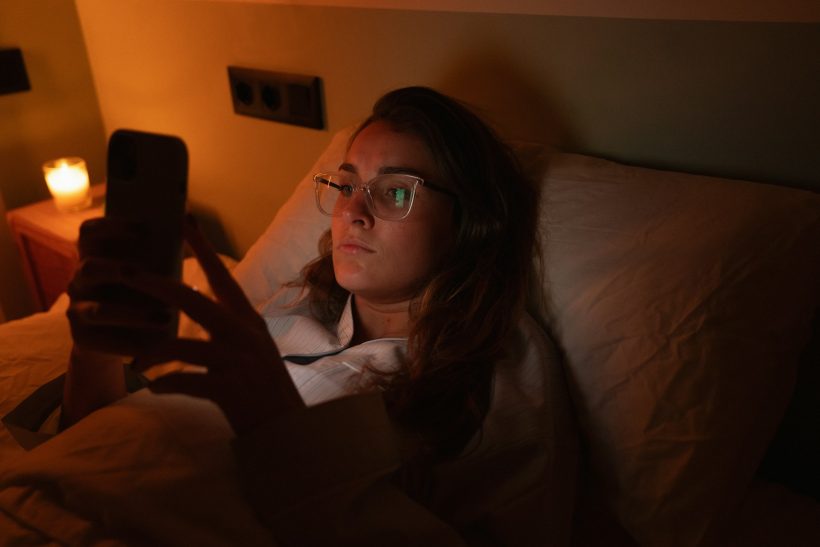 20χρονη κέρδισε 3 εκ. δολάρια αφού μήνυσε τη Μeta για εθiσμό στα σόσιαλ μίντια