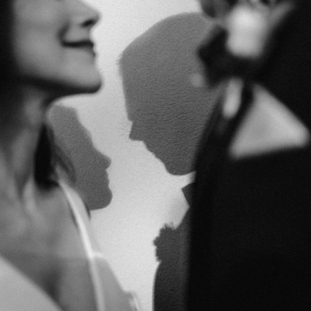 Πώς μπορεί να σε κοιτάει στα μάτια και να σου λέει ψέματα πως σ' αγαπάει;