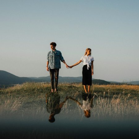 8 psychosocial λόγοι που ενώ λέμε ότι θέλουμε σχέση, τελικά παθαίνουμε αμόκ