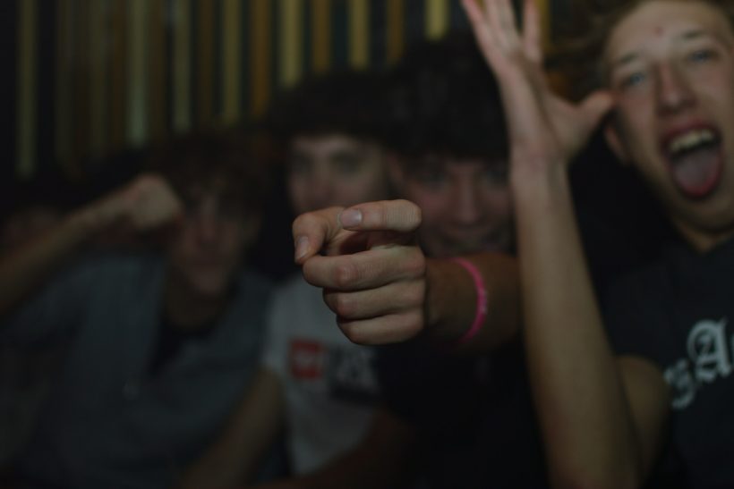 Όταν στην παρέα είσαι αυτός ο φίλος που όλοι «ξεχνούν να ενημερώσουν»