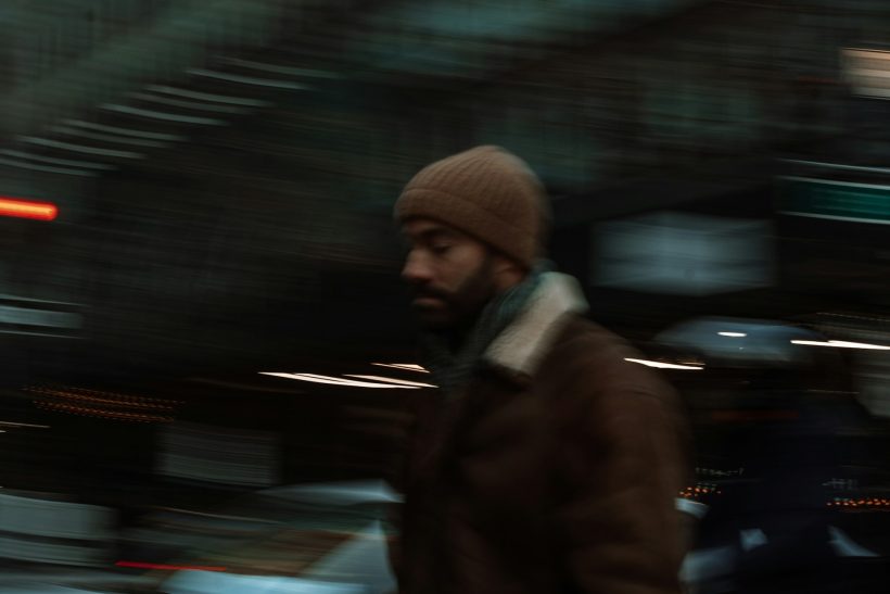 Προσποιούμαι πως είμαι κάποιος που ακόμη δεν έχω βρει