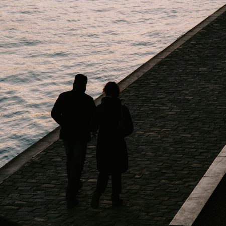 Η σιωπηλή μοναξιά των ανθρώπων που κοιμούνται δίπλα-δίπλα