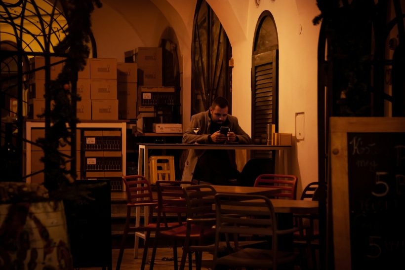 Situationship grief: Πώς πενθείς μια σχέση που τελείωσε αλλά δεν ήταν σχέση;