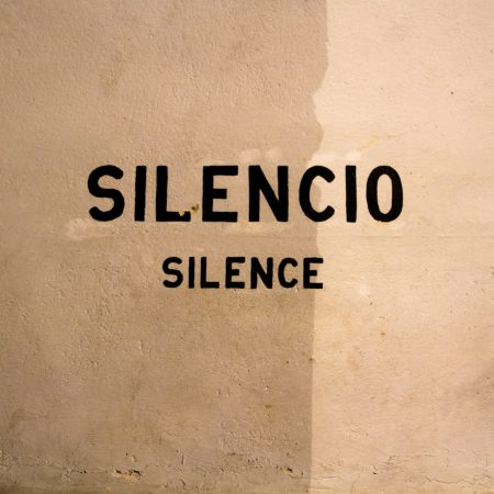 Ποιος κερδίζει όταν επιλέγεις να μη μιλήσεις;