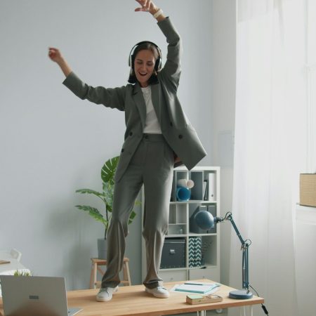 Όλο και περισσότερες εταιρείες βγάζουν τους υπαλλήλους (με το ζόρι) στο τικτοκ