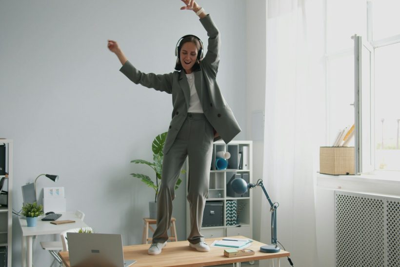 Όλο και περισσότερες εταιρείες βγάζουν τους υπαλλήλους (με το ζόρι) στο τικτοκ