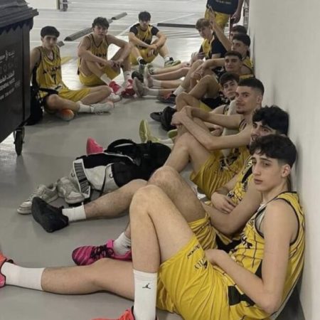 Τα παιδιά της ομάδας μπάσκετ Κ18 του Άρη έχουν εγκλωβιστεί στο Άμπου Ντάμπι