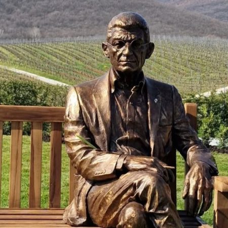 Ο κυρ-Γιάννης επέστρεψε στα αμπέλια του με ένα άγαλμα φυσικού μεγέθους