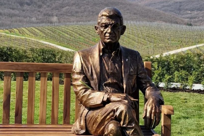 Ο κυρ-Γιάννης επέστρεψε στα αμπέλια του με ένα άγαλμα φυσικού μεγέθους