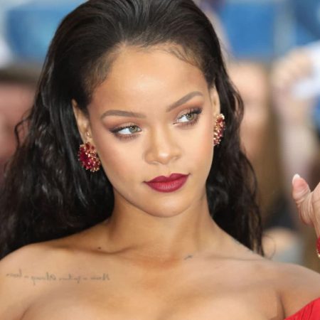 Rihanna: Αγόρασε σπίτι στη δασκάλα που της είχε χαρίσει παπούτσια όταν δεν είχε