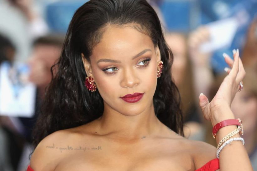 Rihanna: Αγόρασε σπίτι στη δασκάλα που της είχε χαρίσει παπούτσια όταν δεν είχε